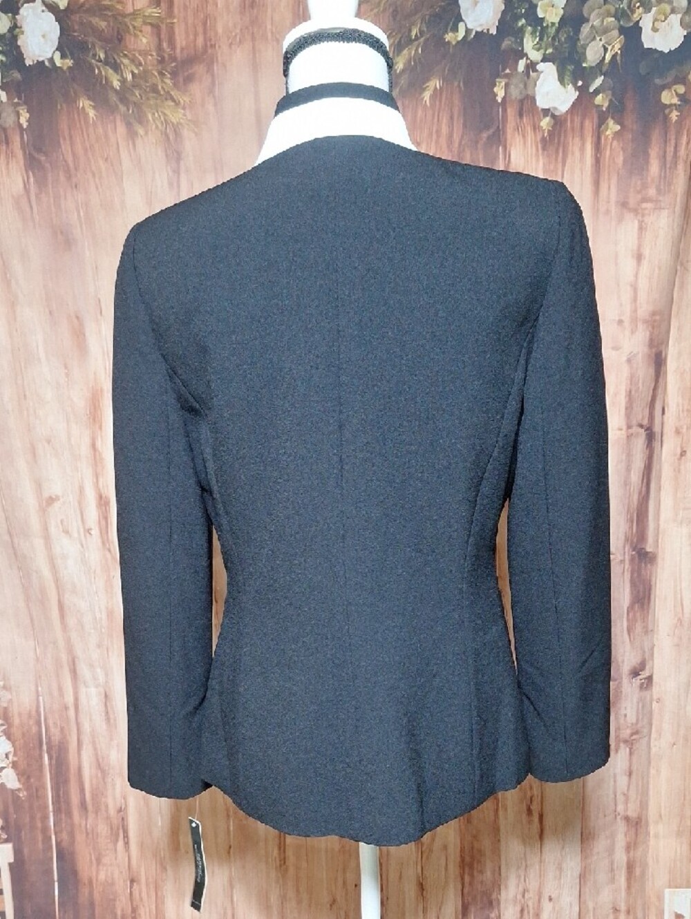 NWT Tahari Black Blazer with White Contrast Trim With Gold Closure - Picture 6 of 15